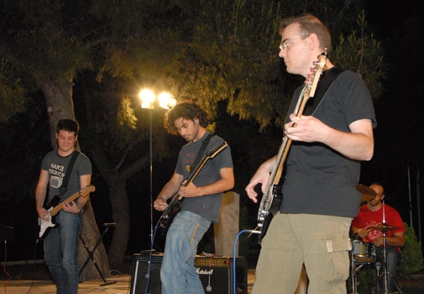 Rock μουσικά σύνολα Ελεύθερου Ωδείου συναυλία σε ανοιχτό θέατρο Rock μουσικά σύνολα Ελεύθερου Ωδείου συναυλία σε ανοιχτό θέατρο