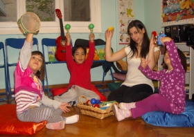 &Pi;&alpha;&iota;&delta;&iota;ά &pi;&alpha;ί&zeta;&omicron;&upsilon;&nu; &mu;&epsilon; &mu;&omicron;&upsilon;&sigma;&iota;&kappa;ά ό&rho;&gamma;&alpha;&nu;&alpha;